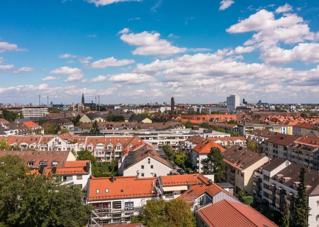 Luftaufnahme über München-Untergiesing mit Blick auf die Innenstadtsilhouette — Drohnenfotografie Maximilian Sydow