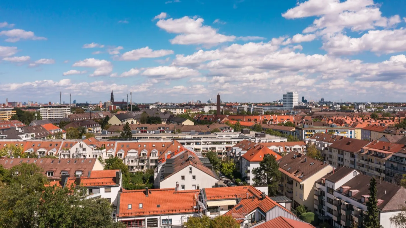 Architekturfotografie München: Luftaufnahme über Untergiesing mit Blick auf die Innenstadtsilhouette