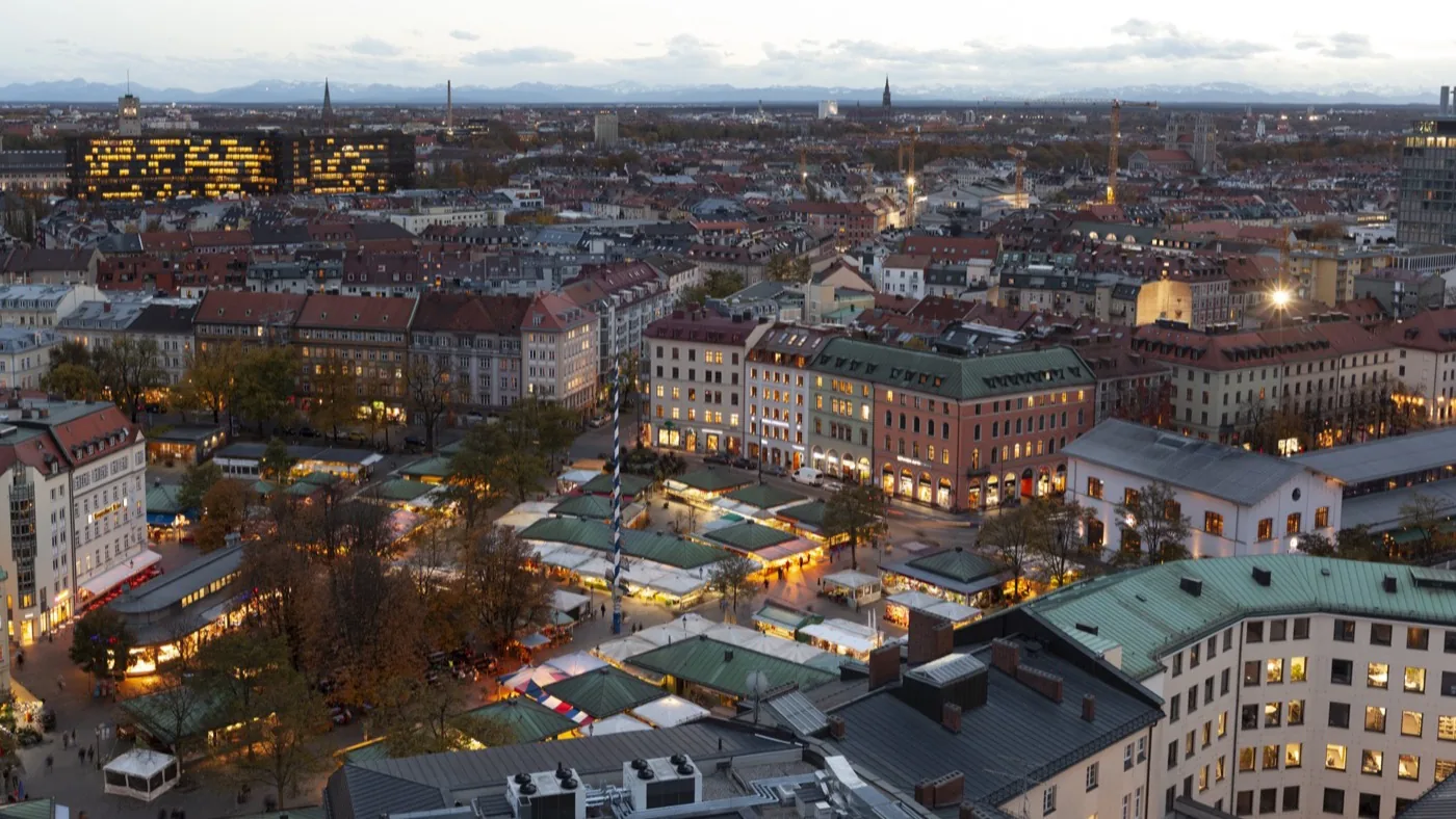 Blick über den Viktualienmarkt München in der Dämmerung — Maximilian Sydow
