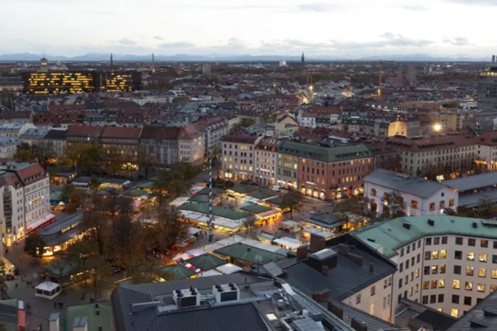 Blick über den Viktualienmarkt München in der Dämmerung — Maximilian Sydow