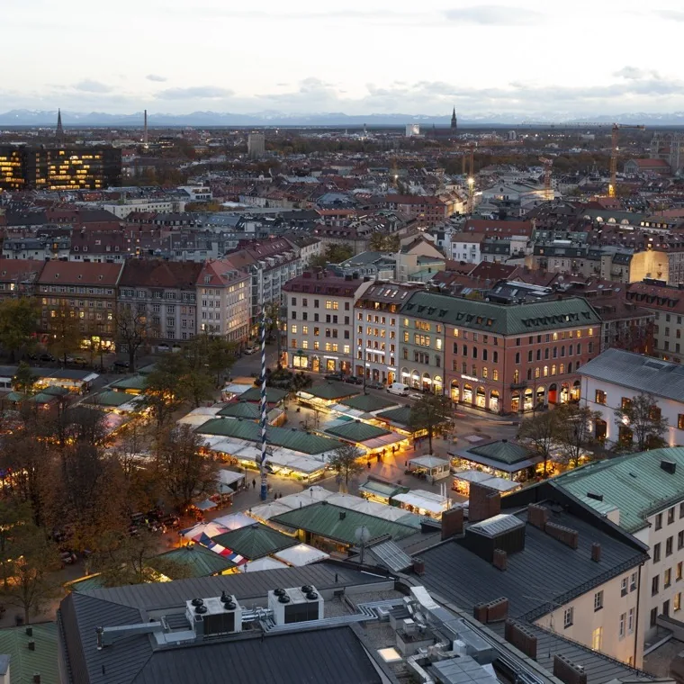 Blick über den Viktualienmarkt München in der Dämmerung — Maximilian Sydow