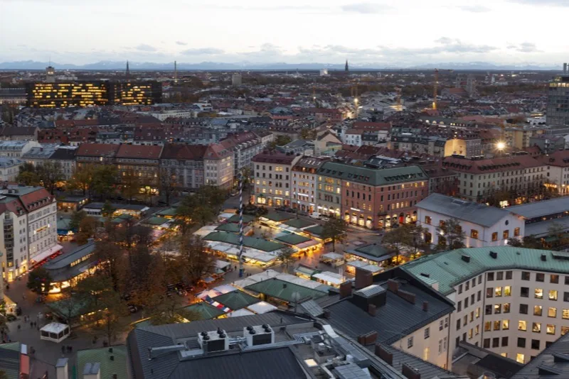 Blick über den Viktualienmarkt München in der Dämmerung — Maximilian Sydow