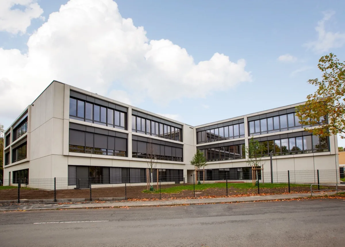 New building at Kolkrabenweg, Cologne — precise lines, architectural photography by Maximilian Sydow
