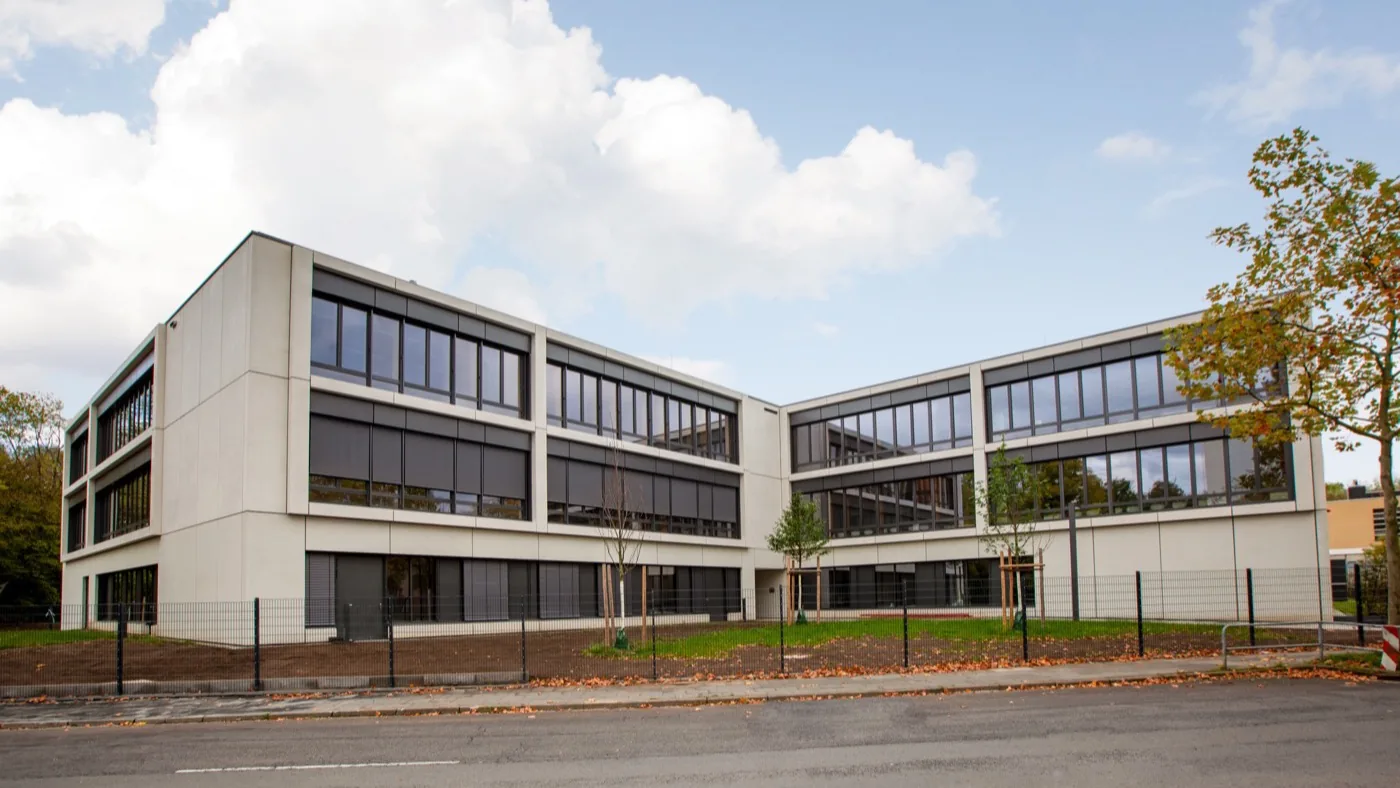 Neubau am Kolkrabenweg, Köln — präzise Linienführung, Architekturfotografie Maximilian Sydow