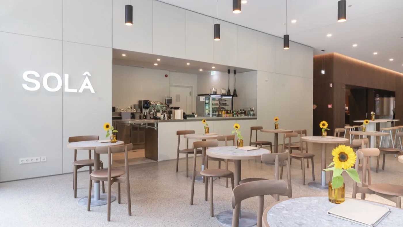 Café SOLA, lichtes Interieur mit Tageslicht — Interior-Fotografie Maximilian Sydow