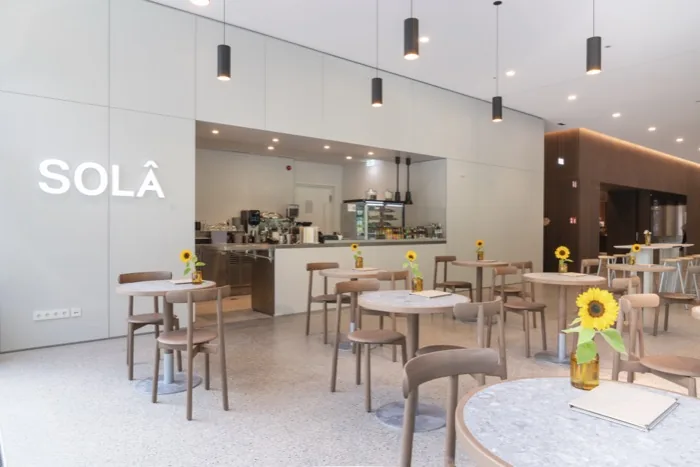Café SOLA, lichtes Interieur mit Tageslicht — Interior-Fotografie Maximilian Sydow