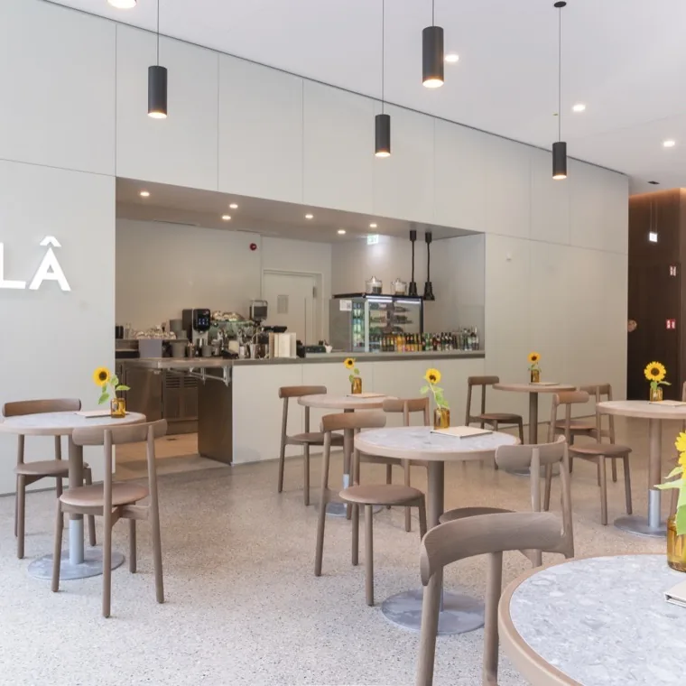 Café SOLA, lichtes Interieur mit Tageslicht — Interior-Fotografie Maximilian Sydow