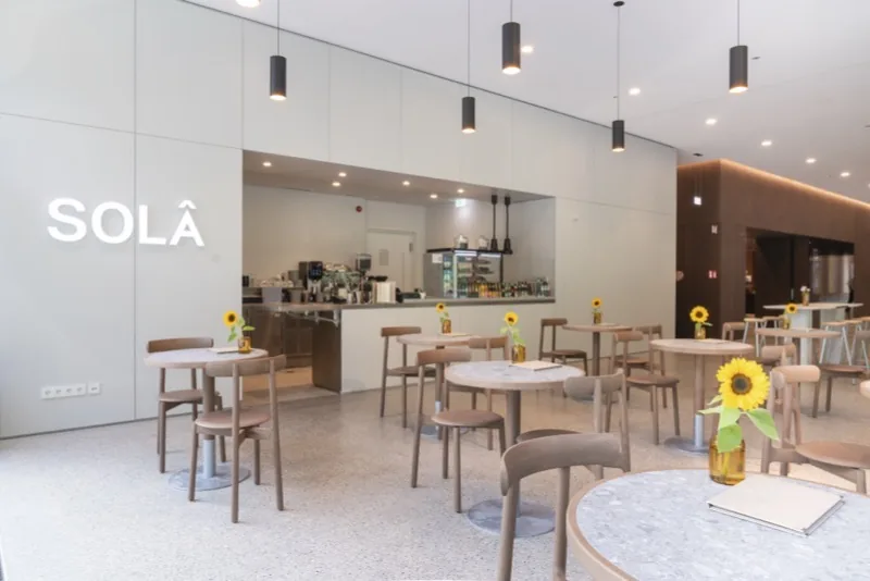 Café SOLA, lichtes Interieur mit Tageslicht — Interior-Fotografie Maximilian Sydow