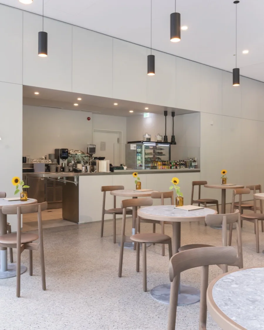 Café SOLA, lichtes Interieur mit Tageslicht — Interior-Fotografie Maximilian Sydow