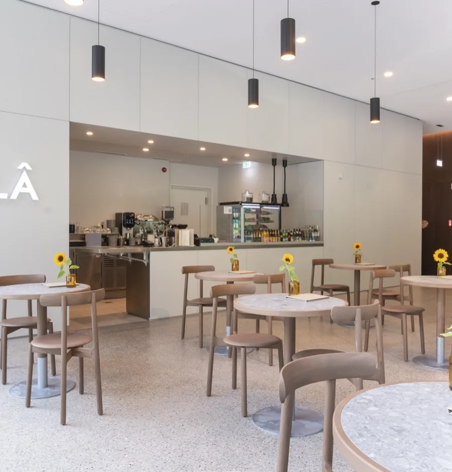 SOLA café, bright interior with daylight — interior photography by Maximilian Sydow